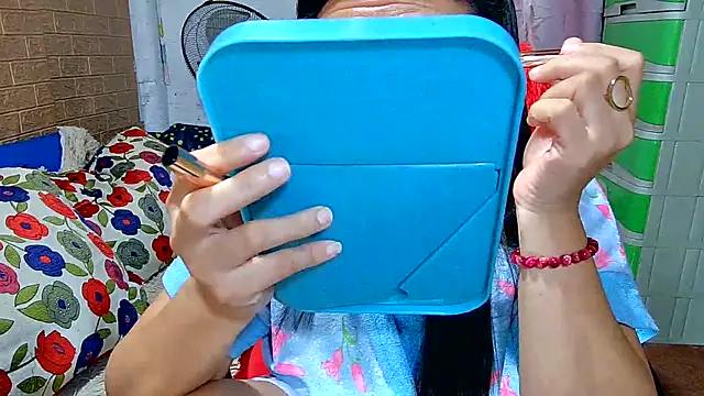 M e c e l online show from February 27, 2025, 9:04 pm