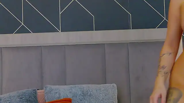 EmyLaveau online show from February 9, 2026, 6:39 am