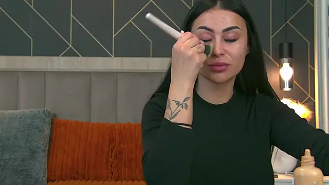 EmyLaveau online show from April 22, 2026, 5:21 am