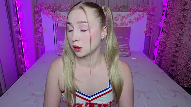 Snapshot of LilyStarlight chatting on June 26, 2026, 3:44 am LilyStarlight online show from June 26, 2026, 3:44 am