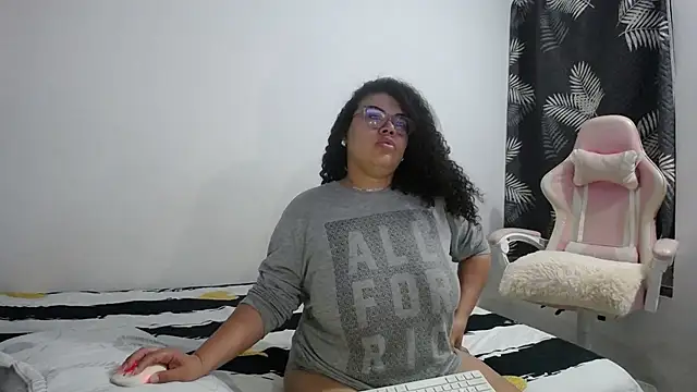 mabigomez00 online show from February 13, 2026, 9:27 am