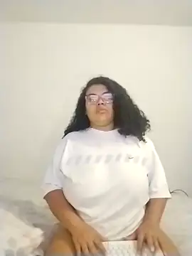 mabigomez00 online show from April 18, 2026, 9:13 am