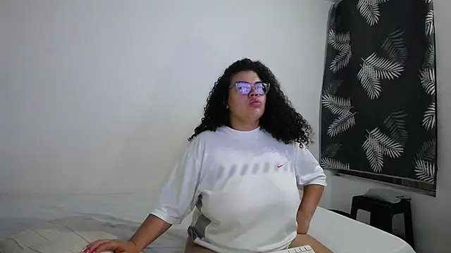 mabigomez00 online show from April 21, 2026, 9:37 am