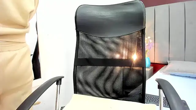 moxa hot online show from December 2, 2025, 2:56 pm