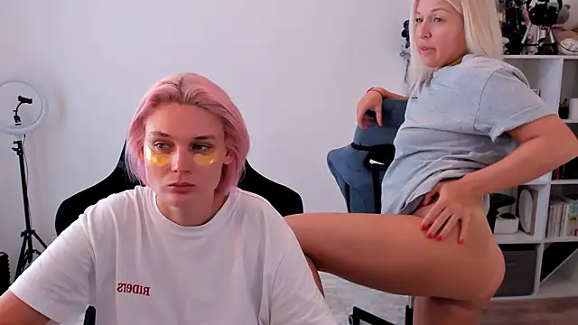 hotblonds online show from October 4, 2025, 10:13 am