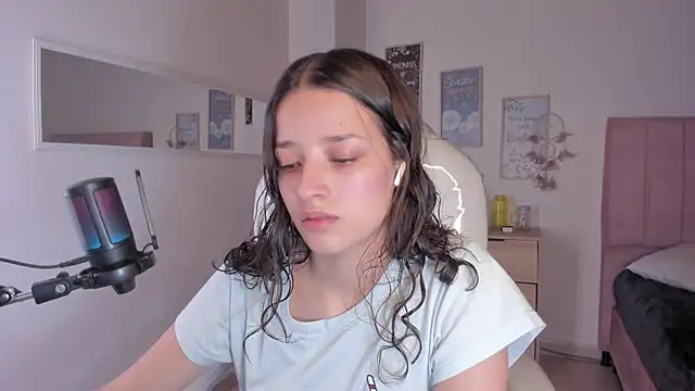 Amaia Daniells online show from September 11, 2025, 3:39 am