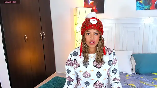 Snapshot of SarahCinnamon- chatting on December 19, 2024, 9:06 pm SarahCinnamon- online show from December 19, 2024, 9:06 pm