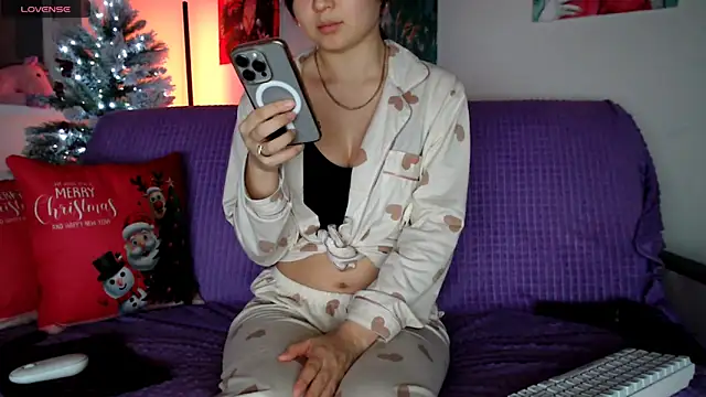 Lili asian online show from December 18, 2024, 8:36 pm