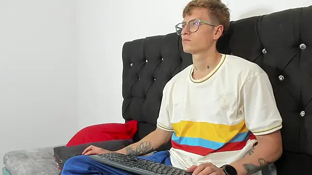 A sexy couple   online show from October 5, 2025, 9:13 pm