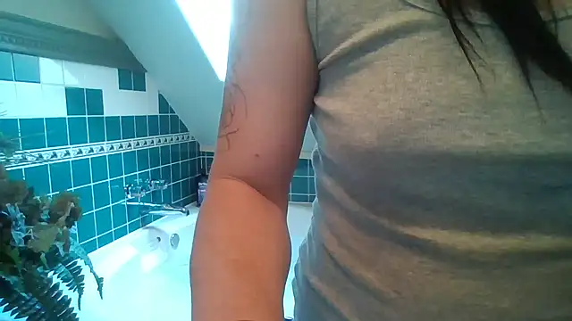 khloebanques online show from September 27, 2025, 10:04 pm