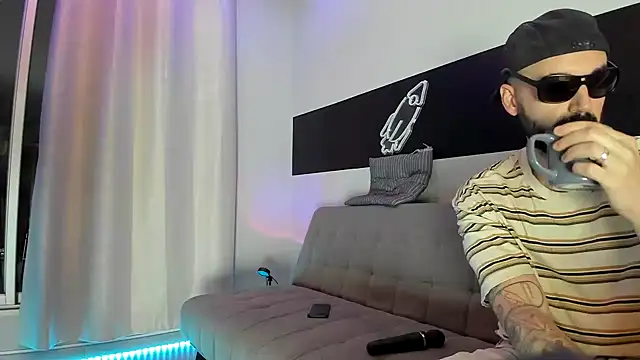 Snapshot of MattxFeet chatting on December 23, 2024, 11:17 pm MattxFeet online show from December 23, 2024, 11:17 pm