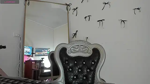 Snapshot of Hela_wet chatting on July 2, 2026, 9:43 pm Hela wet online show from July 2, 2026, 9:43 pm