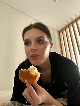 little belucci online show from November 5, 2025, 1:44 pm