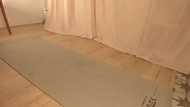 hee jeen online show from March 7, 2025, 1:20 am