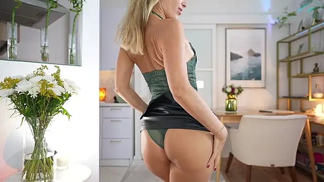 Snapshot of IamRealSugar chatting on October 11, 2025, 2:15 pm IamRealSugar online show from October 11, 2025, 2:15 pm