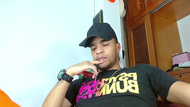 Bigcock 21cm  online show from February 12, 2025, 2:03 am