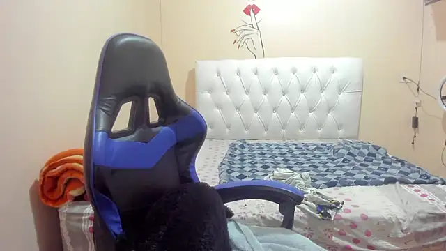 Leylafourniert online show from February 16, 2025, 7:49 pm