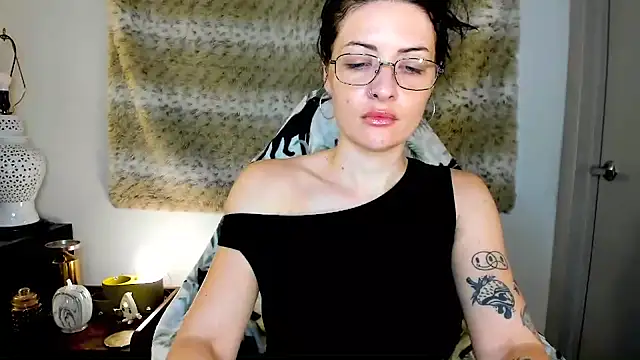 MelroseStrip online show from September 21, 2025, 7:48 pm