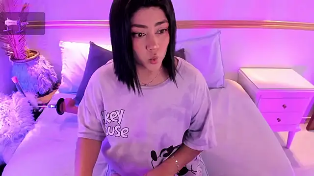 lucy26  online show from September 14, 2025, 1:49 am