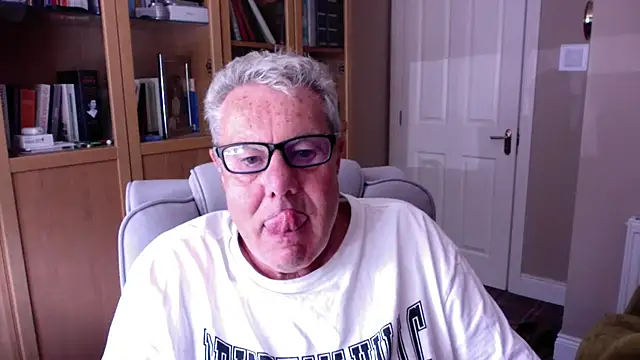 Snapshot of Oldpistolpete chatting on June 28, 2026, 2:01 pm Oldpistolpete online show from June 28, 2026, 2:01 pm