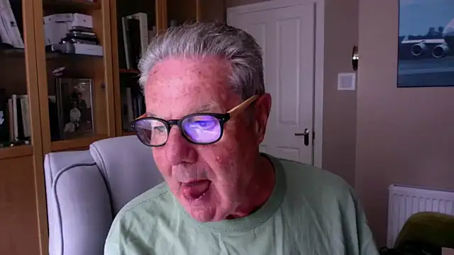 Snapshot of Oldpistolpete chatting on August 3, 2026, 3:27 pm Oldpistolpete online show from August 3, 2026, 3:27 pm