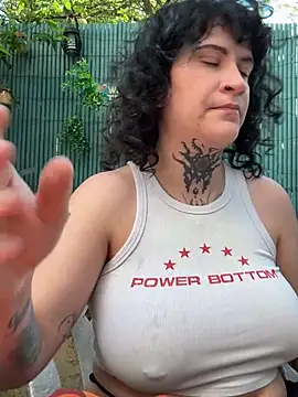 callmelouve online show from April 15, 2026, 4:58 pm