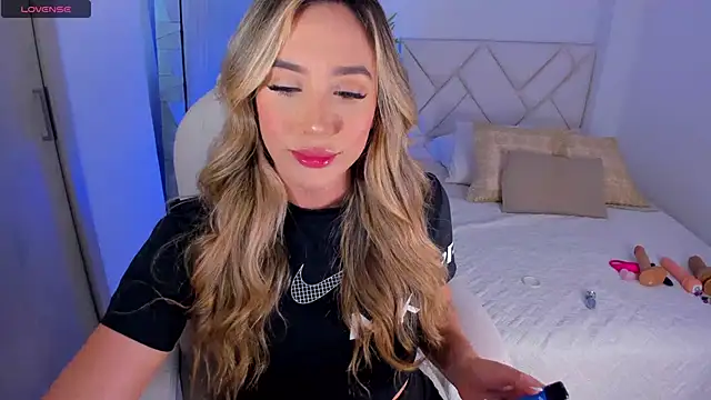 NiaBennet  online show from January 8, 2025, 10:06 pm