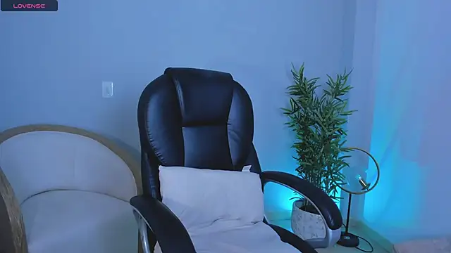 NiaBennet  online show from October 24, 2025, 9:22 pm