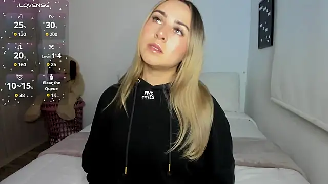 Snapshot of sophi_mooreno chatting on September 10, 2025, 12:32 am sophi mooreno online show from September 10, 2025, 12:32 am