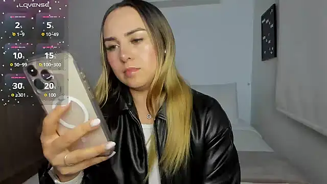 Snapshot of sophi_mooreno chatting on February 17, 2026, 2:41 am sophi mooreno online show from February 17, 2026, 2:41 am