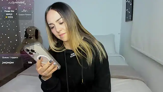 sophi mooreno online show from April 28, 2026, 2:27 am