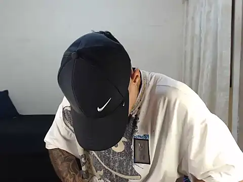 emiliano hottt online show from October 27, 2025, 8:24 pm