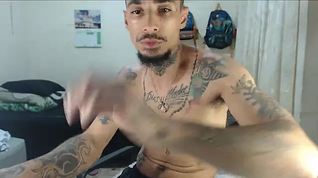 emiliano hottt online show from April 24, 2026, 8:55 pm