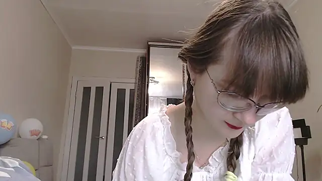 KiraGoldens online show from September 22, 2025, 6:37 am