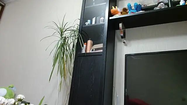 KiraGoldens online show from December 16, 2025, 6:18 am