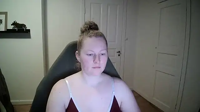 Girlnina-1995 online show from December 16, 2024, 2:05 pm