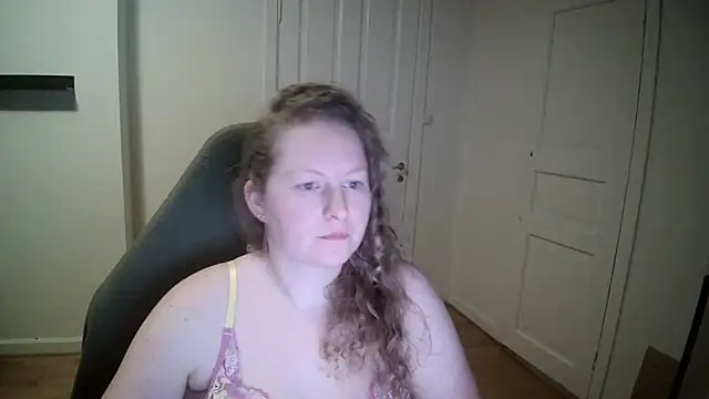 Girlnina-1995 online show from February 3, 2025, 6:28 pm