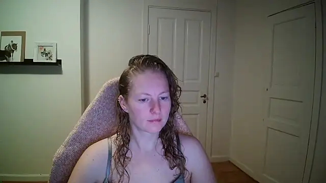 Girlnina-1995 online show from October 7, 2025, 5:48 am