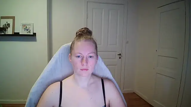 Girlnina-1995 online show from October 16, 2025, 7:42 am