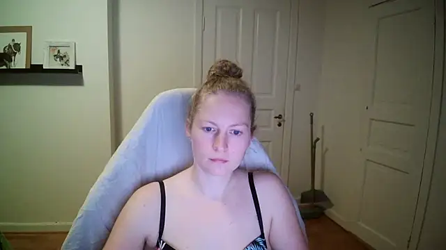 Girlnina-1995 online show from October 16, 2025, 7:48 pm