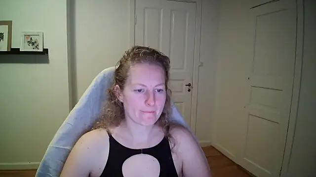 Girlnina-1995 online show from November 5, 2025, 9:20 am