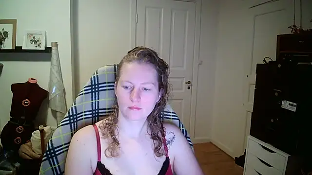 Girlnina-1995 online show from January 14, 2026, 5:46 am