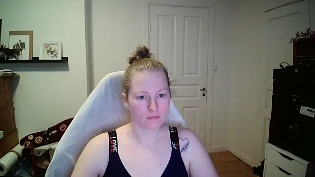 Girlnina-1995 online show from February 20, 2026, 9:43 am