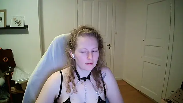 Girlnina-1995 online show from March 16, 2026, 6:34 pm