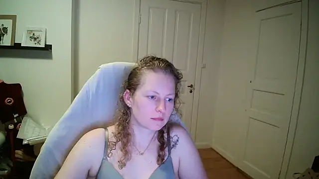 Girlnina-1995 online show from March 18, 2026, 8:45 pm