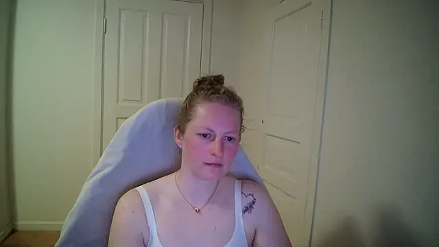 Girlnina-1995 online show from April 21, 2026, 6:12 pm