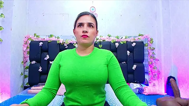  carolina fox online show from September 13, 2025, 3:06 am