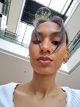 Leaberry online show from October 10, 2025, 7:46 pm