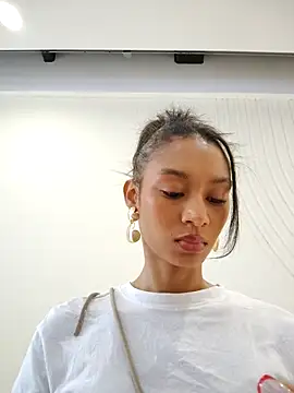 Leaberry online show from November 19, 2025, 9:26 pm