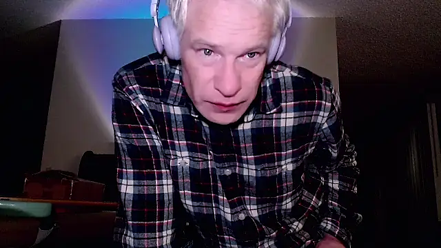 Snarfle82 online show from October 26, 2025, 4:40 am